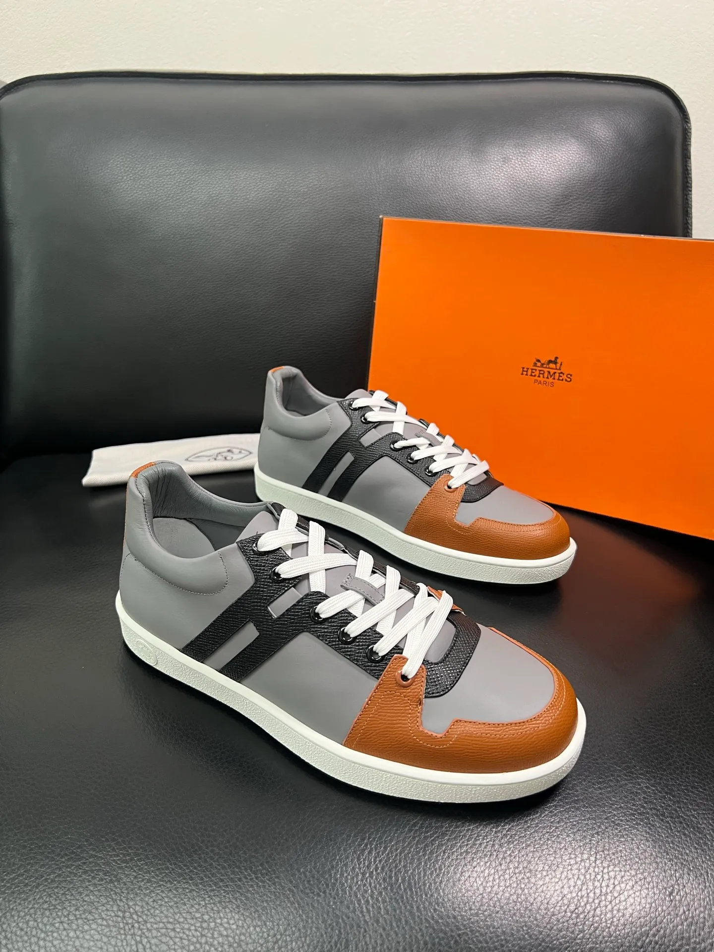 Men's shoes 💰700 Hermes Top Purchasing Agent Hermes counters are on sale at the same time with original factory configuration, original cowhide fabric imported from Italy, high-quality splicing technology, fully imported water-dyed cowhide lining, soles: original soles specially provided by the original factory are super comfortable, the original factory and single goods are of high quality, welcome to compare at the same time at the counter, code number 38-44 (customized 45 46) 85851